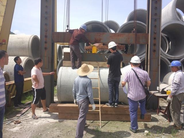 Concrete pipe load crushing strength test